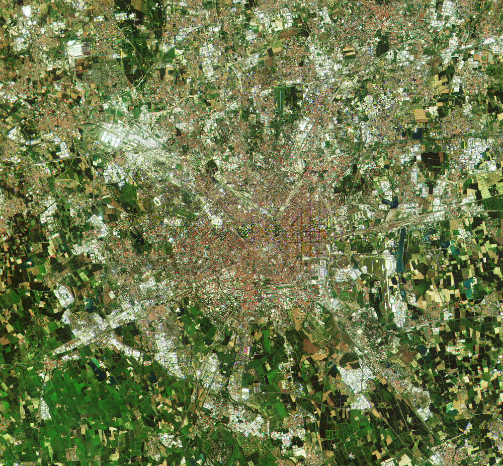 Zbliżenie z Mediolanu jest podzbiorem od pierwszego obrazu z satelity Sentinel-2A, nabytych w dniu 27 czerwca 2015 r 10:25 UTC (12:25 CEST), zaledwie cztery dni po starcie.